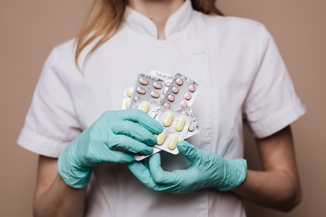 chica de farmacia con medicamentos 